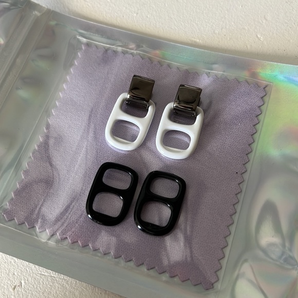 Bottle cap earrings w/ black Hardware huggie earrings White & black bottle caps - Picture 4 of 4